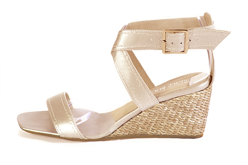 Gold women's fully open sandals, with crossed straps. Square toe. Medium wedge heels. Profile view - Florence KOOIJMAN